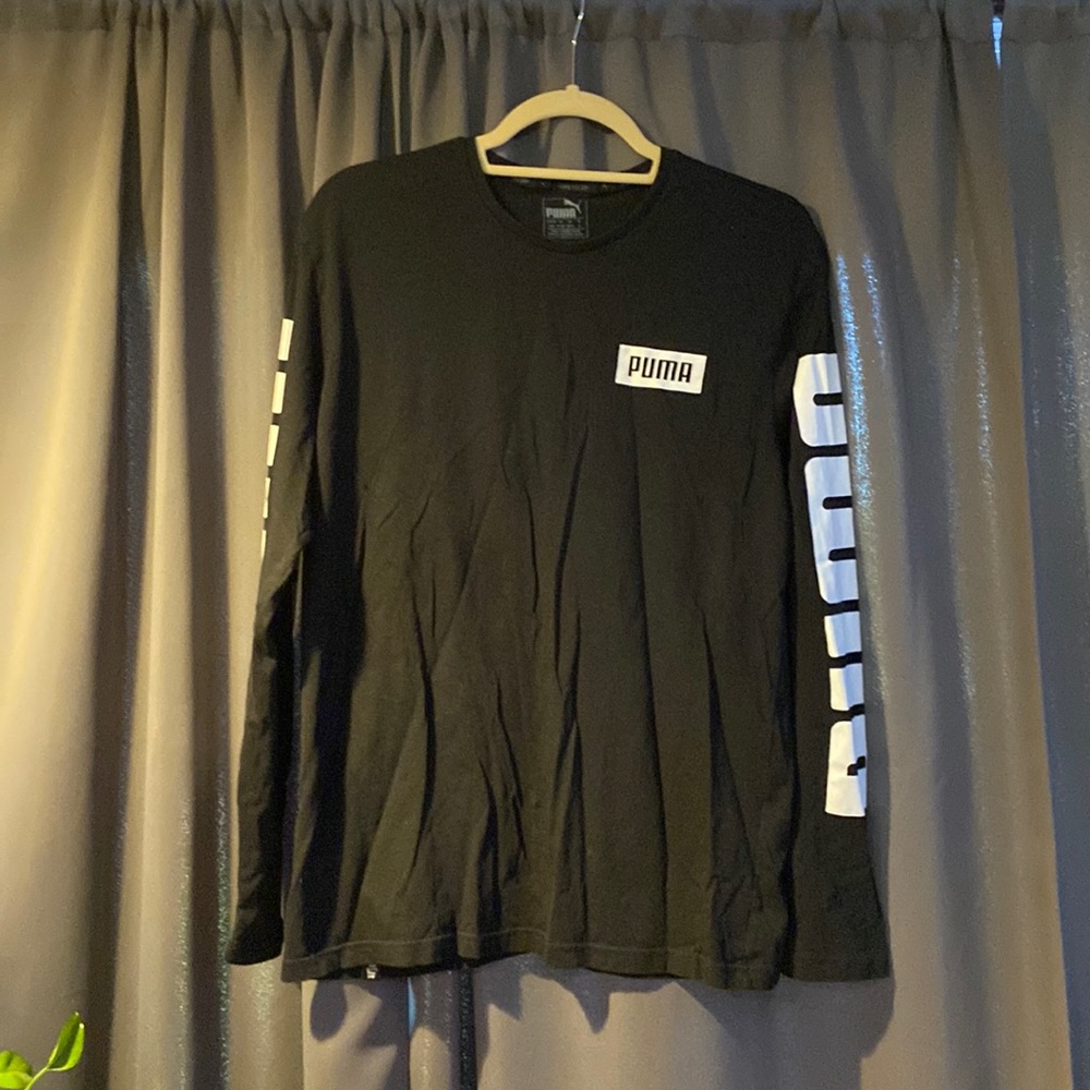 Mens puma long sleeve. Size medium. Color black non smoking home
